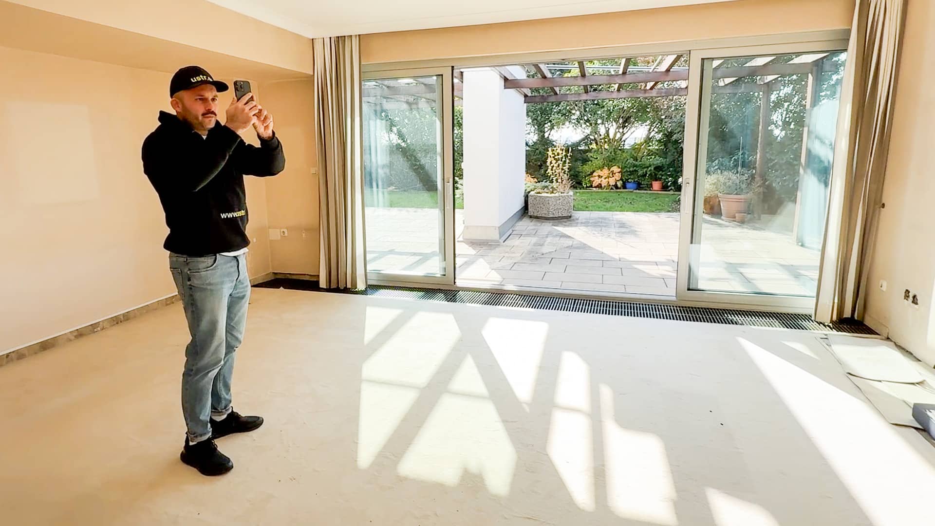 The CEO from USTR scans a room using his iphone pro.